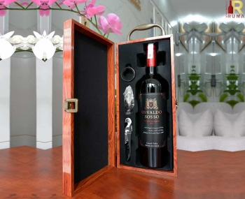 Set quà tặng tết hộp sơn mài nâu 1 chai rượu vang Chile Osvaldo