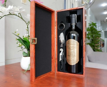 Set quà tặng tết hộp sơn mài nâu 1 chai rượu vang Chile Nando