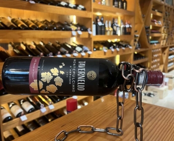 Giá treo rượu vang xích vô hình