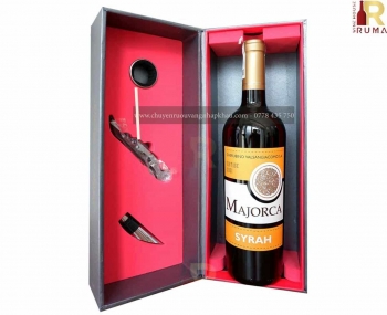 Bộ quà tặng hộp 1 chai rượu vang Tây Ban Nha Majorca kèm phụ kiện