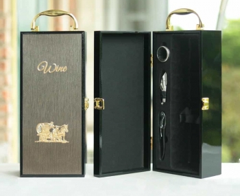 Hộp sơn mài đơn đựng 1 chai rượu vang kèm bộ phụ kiện