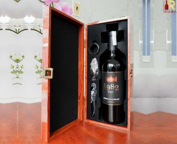 Set quà tặng tết hộp sơn mài nâu 1 chai rượu vang Pháp 1982