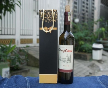 Túi giấy đựng 1 chai rượu màu đen nơ vàng