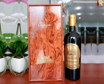 Set quà tặng tết hộp sơn mài nâu 1 chai rượu vang Pháp Amelie