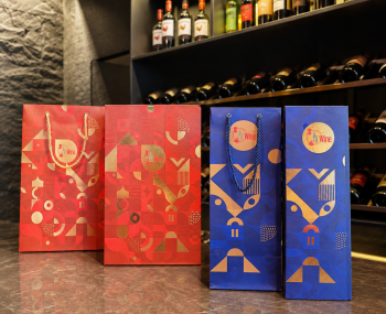 Hộp sắc màu đựng chai rượu vang làm quà tặng