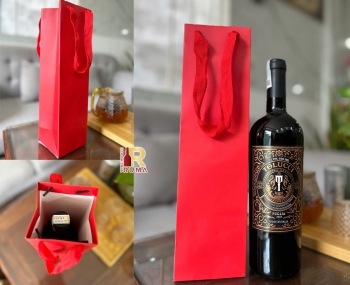 Túi giấy đựng 1 chai rượu màu đỏ