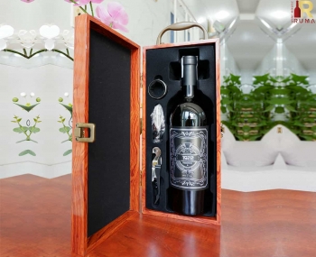 Set quà tặng tết hộp sơn mài nâu 1 chai rượu vang Ý 1922