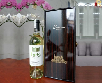 Quà tặng tết hộp sơn mài đen 1 chai rượu vang Pháp 1982 trắng