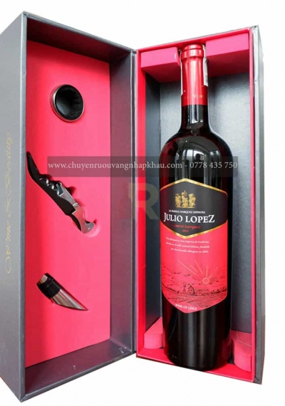 Bộ quà tặng hộp 1 chai rượu vang Chile Julio Lopez đỏ kèm phụ kiện