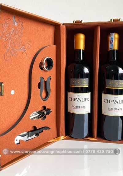 Set quà tặng hộp da 2 chai rượu vang Pháp Chevalier kèm bộ phụ kiện