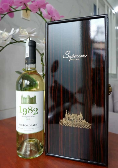 Quà tặng tết hộp sơn mài đen 1 chai rượu vang Pháp 1982 trắng