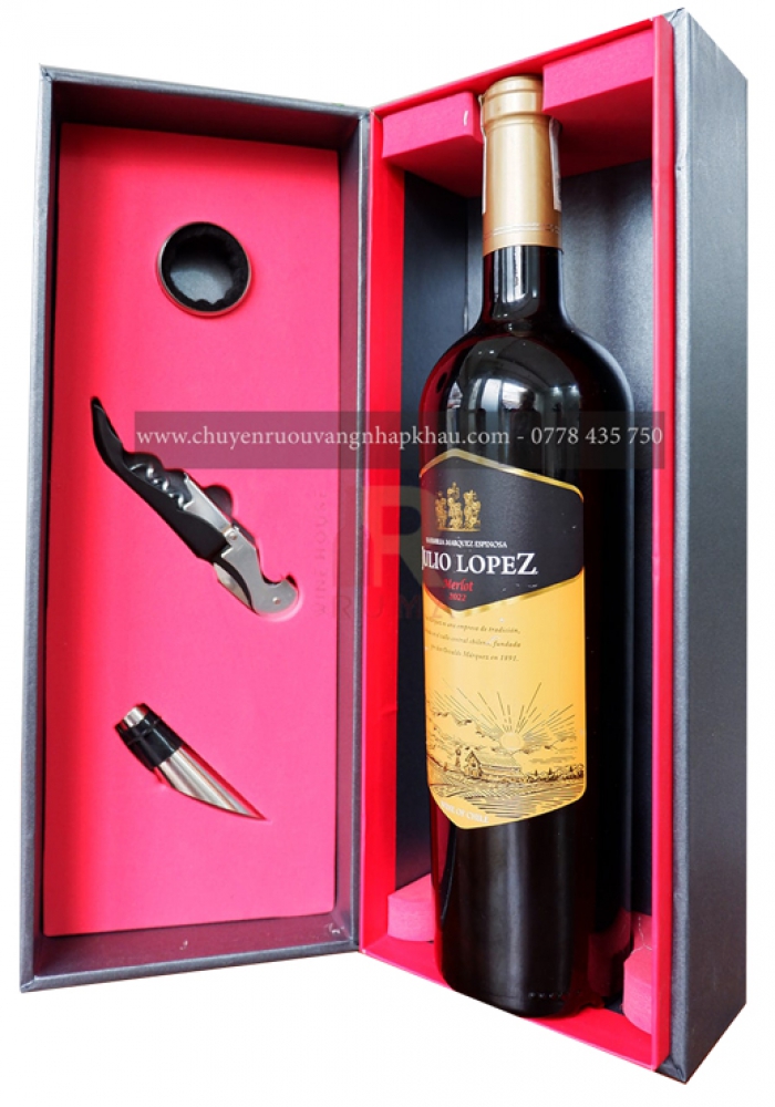 Bộ quà tặng hộp 1 chai rượu vang Chile Julio Lopez đỏ kèm phụ kiện