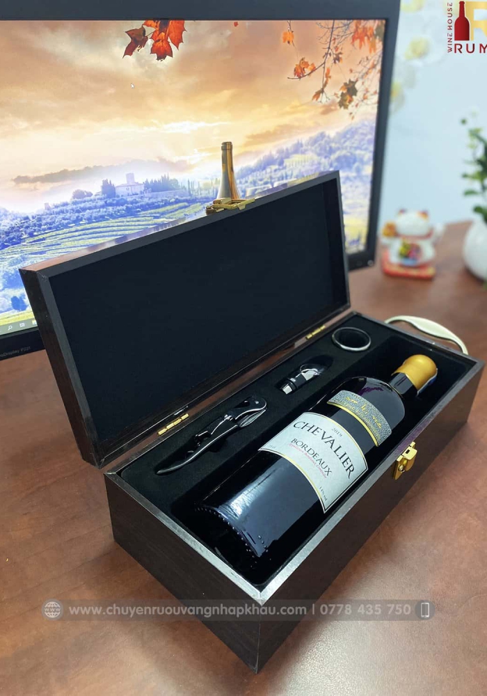 Set quà tặng tết hộp sơn mài 1 chai rượu vang Pháp Chevalier
