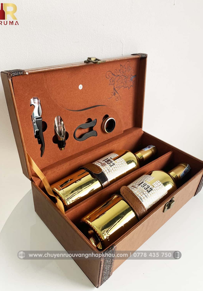 Set quà tặng hộp da 2 chai rượu vang Ý 1933 Topaz kèm bộ phụ kiện