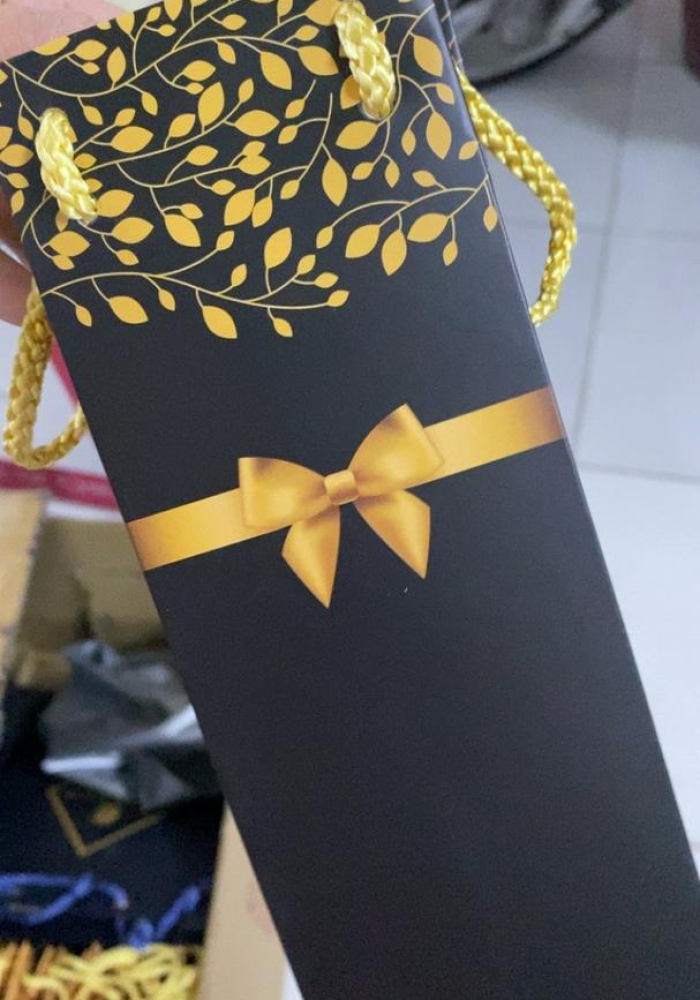 Túi giấy đựng 1 chai rượu màu đen nơ vàng