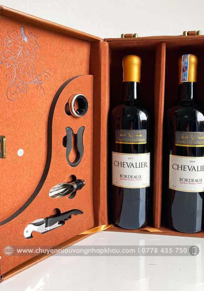 Set quà tặng hộp da 2 chai rượu vang Pháp Chevalier kèm bộ phụ kiện