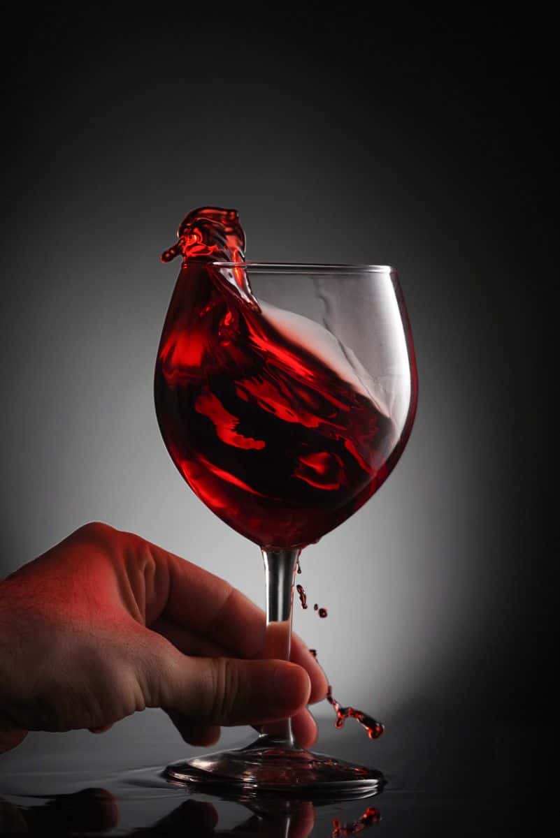 Lắc ly rượu vang mang lại nhịp sống cho bất kỳ bữa tiệc nào. Thử với ly rượu vang yêu thích của bạn và xem cách từng giọt rót ra trong từng nhịp đập.